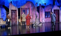 Mersin Şehir Tiyatrosu, Dünya Tiyatro Günü'nü Sahnede Coşkuyla Kutladı