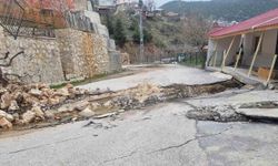 Mersin'de Toprak Kayması: Yol Çöktü, Evler Hasar Gördü