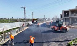 Mezitli'de sıcak asfalt çalışmaları hızla sürüyor