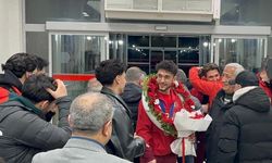 Milli atlet Furkan Akar, çiçeklerle karşılandı