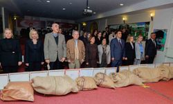 Minik GKV Öğrencilerinin 'Vatan ve Analar' Gösterisi İzleyenleri Duygulandırdı