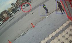 Motosiklet sürücüsü otomobille çarpışarak havada takla attı