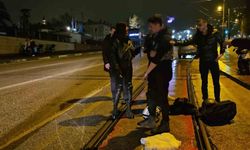 Motosikletli genç su birikintisine düştü ve yere kapaklandı