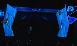 Müslüm Gürses'in hologramı, 5G teknolojisiyle sanatçılarla birlikte sahne aldı