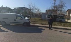 Öğrenci minibüsü ile ticari araç çarpıştı: İki yaralı