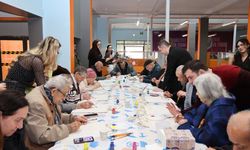 Öğrenciler ve yaşlılar arasında kuşaklar arası etkileşimi vurgulayan etkinlik