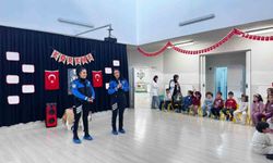 Öğrencilere Güvenlik Eğitimi Veren Polisler