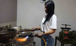 Ojeli Tırnaklarıyla Erkek Egemen Meslekten Ustalığa Yükseldi