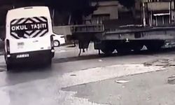 Okul servisine tren çarptı: O anlar güvenlik kamerasında