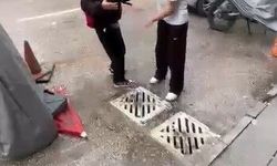 Ortaokulda Şiddet: Bir Öğrenci Akranını Yerde Yakaladı