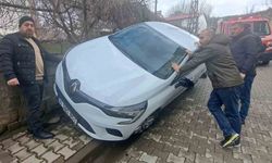 Otomobil duvara çarparak iki kişiyi yaraladı