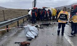 Otomobil hafif ticari araca çarptı: Baba ve oğlu yaşamını yitirdi, 4 kişi yaralandı