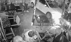 Otomobil kafeye çarptı: 2 yaralı