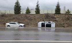 Otomobil ve hafif ticari aracın çarpıştığı kazada 6 kişi yaralandı