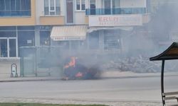 Park Halindeki Elektrikli Üç Tekerlekli Motosiklet Yandı