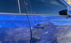 Parkta duran araca çarpıp kaçtı