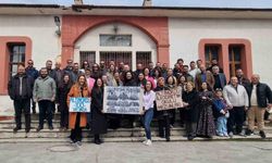 Salihli'de İlkokul Mezunları 25 Yıl Aradan Sonra Yeniden Bir Araya Geldi
