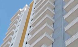 Samsun'da 20 katlı binaya tırmanan genç, polis tarafından ikna edildi