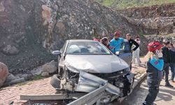 Şanlıurfa'da otomobil bariyerlere çarptı: 3 kişi yaralandı