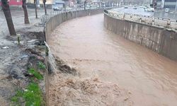 Şanlıurfa'da sağanak yağış cadde ve sokakları su altında bıraktı