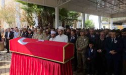 Şehit, annesi ve kız kardeşlerinin gözyaşlarıyla uğurlandı