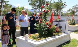 Şehitlikte arife günü duygusal anlar