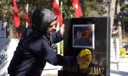 Şehitlikte Temizlik Yapan Kadın Personelin Duygusal Anları