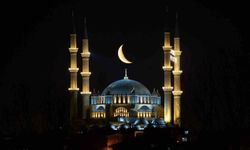 Selimiye Camii'nin Üzerinde Hilal Görüntüleri Büyülüyor