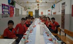 Sevimli kalpler iftar sofrası etrafında bir araya geldi