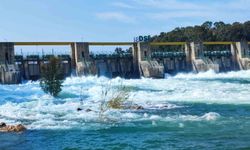 Seyhan Barajı'nda Su Kapakları Açıldı: Seyhan Nehri'nde Görsel Şölen