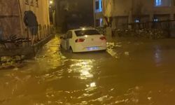 Siirt'te Şiddetli Yağış Sonrası Yollar Suyla Dolu, Araçlar Mahsur Kaldı