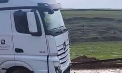 Siirt'te TPAO'ya Ait Tır Çamura Saplanınca Köylüler Yardıma Koştu