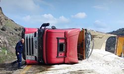 Sincan'da Tır Devrildi: Zir Vadisi Yolu Trafiğe Kapandı