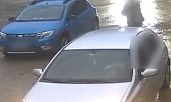 Son anda aracın altında kalmaktan kurtuldu