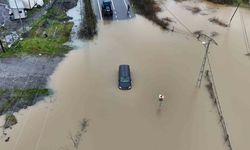 Suyun İçinde Mahsur Kalan Sürücü Araçtan Ayrılmadı, Kurtarma Anları Kaydedildi