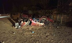 Takla Atan Araç Kullanılmaz Hale Geldi, 2 Kişi Yaralandı