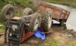 Tarla yolunda devrilen traktörün altında kalan sürücü yaşamını yitirdi