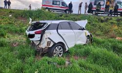 Tarlaya düşen otomobildeki iki kişi yaralandı