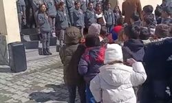 Taşlıçay'da Ramazan Programında Küçük Kızın İlahideki Eşliği Gülümsemelere Neden Oldu