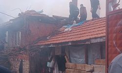 Tavşanlı'da çıkan yangın, iki katlı evi kullanılamaz hale getirdi