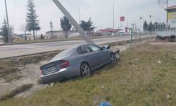Tavşanlı'da otomobil elektrik direğine çarptı: 1 kişi yaralandı