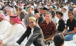 Tayland'da Müslümanlar Ramazan Bayramı Namazını Kıldılar