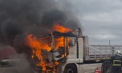 Tekirdağ'da dururken alevlenen tır kullanılamaz hale geldi