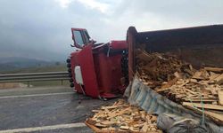 Tır devrildi, Bursa yolu trafiğe kapandı