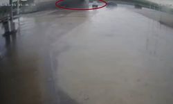 Tırın otomobilin üzerine devrildiği anlar güvenlik kamerasında kaydedildi