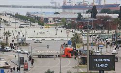 Tırın Trafiği Tehdit Eden Manevrası