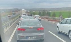 Tırın Yükü Olan Profil Demirleri Yola Düştü, Arkadaki Araç Hasar Gördü