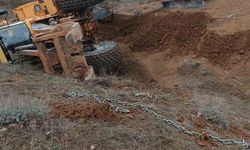 Tokat'ta uçuruma düşen traktörü kurtarmaya çalışan kepçe devrildi