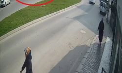 Toplu taşıma aracı ile otomobilin çarpıştığı kaza görüntülendi: 9 yaralı