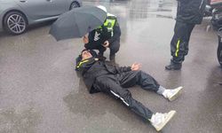 Trafik Komiserinden Örnek Davranış, Yaralı Kuryenin Yanında Kaldı